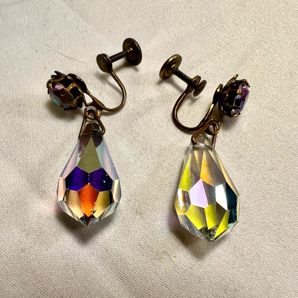 Elegant vintage iridescent faceted drop crystal Earrings
Aurora Borealis colors.